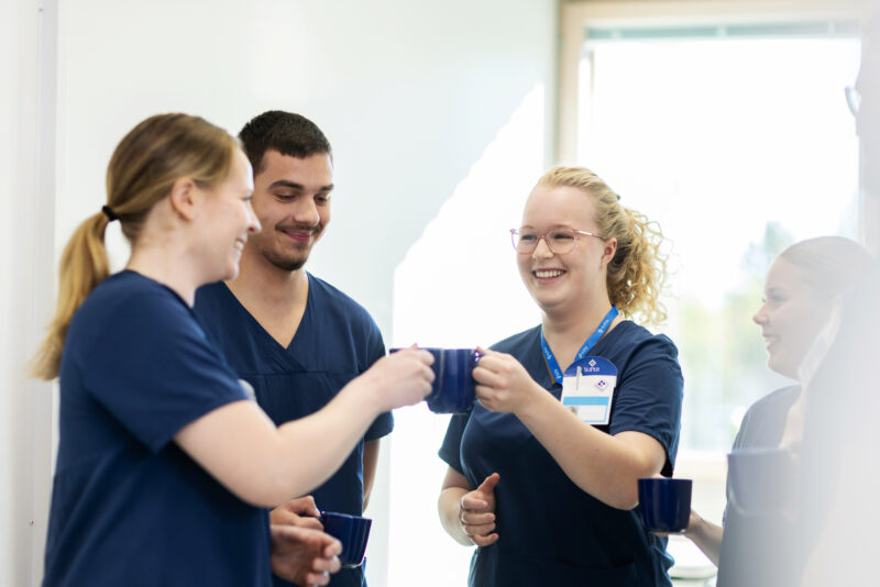 Lähihoitajia kahvitauolla