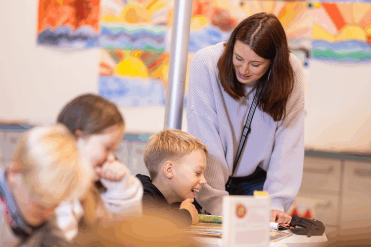 Koulunkäynninohjaaja Anna Hautala Pietarsaaren kielikylpykoulussa.