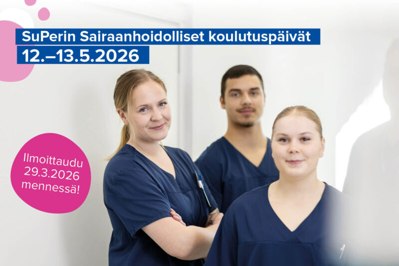 Kolme hymyilevää hoitajaa sinisissä työasuissa etualalla, vaalea tausta ja kuvan yläosassa sininen banneri tekstillä "SuPerin Sairaanhoidolliset koulutuspäivät 12.–13.5.2026" sekä vaaleanpunainen ympyrätekstilaatikko "Ilmoittaudu 29.3.2026 mennessä!"