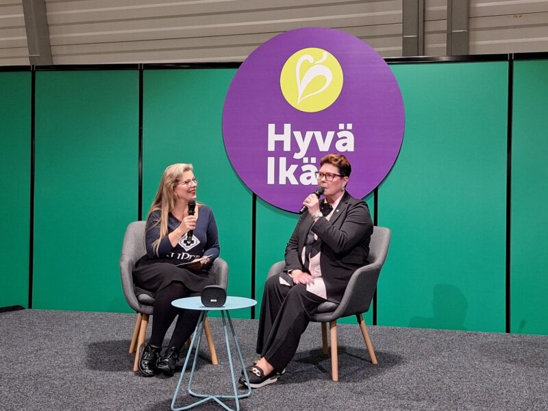 Sari Ilonummi ja Päivi Inberg Hyvä ikä -messuilla.